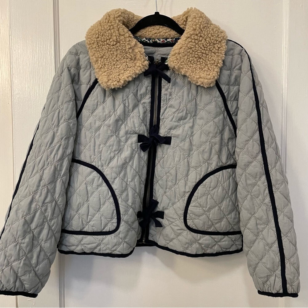 THE GREAT. The Short Quilted Reversible Jacket Stone Blue Floral Sherpa